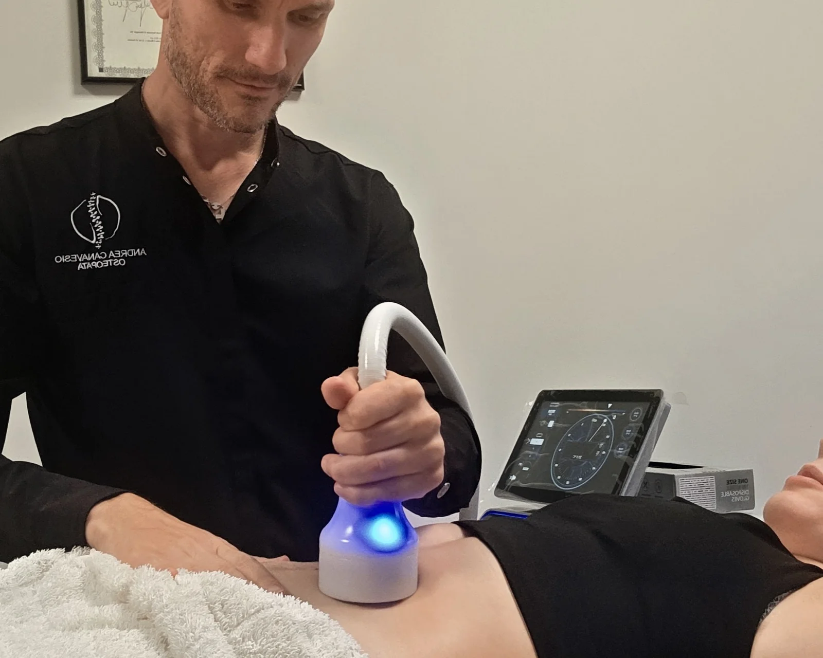 Crioterapia a Carmagnola: applicazione del manipolo durante una seduta